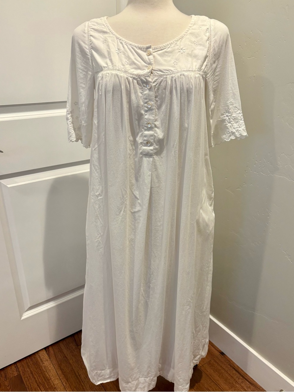 April Cornell Women’s White Cotton Nightgown - Size XS/ More like a Small